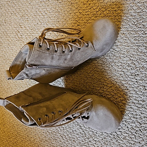 Shï brand, platform wedge, ankle high boots. Beige/Camel color with foux suede. - Picture 4 of 6